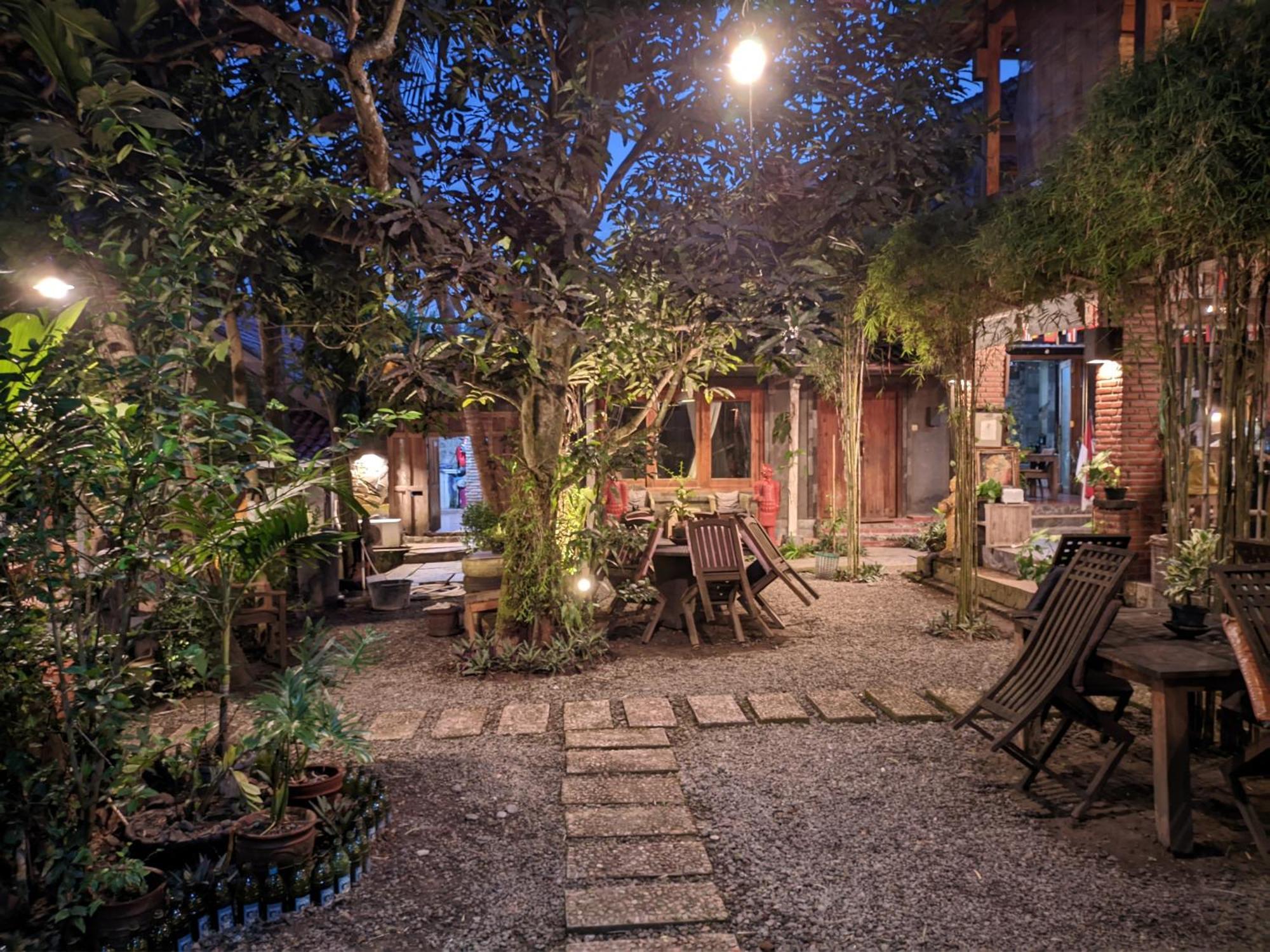 Astuti Gallery Homestay يوغياكارتا المظهر الخارجي الصورة