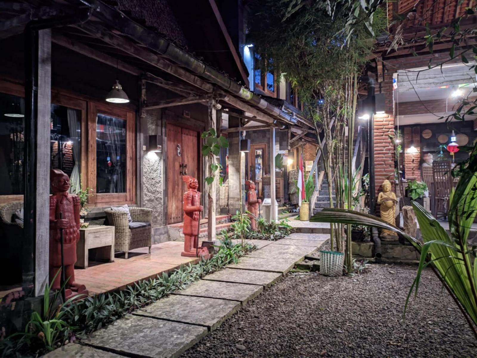 Astuti Gallery Homestay يوغياكارتا المظهر الخارجي الصورة